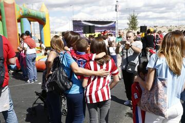 Desde las 10:00 de la mañana los aficionados atléticos celebran el estreno del nuevo estadio rojiblanco Wanda Metropolitano en los alrededores del estadio.
