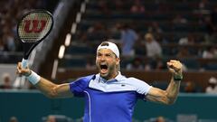 El tenista búlgaro Grigor Dimitrov celebra su victoria ante Carlos Alcaraz en el Masters 1.000 de Miami.