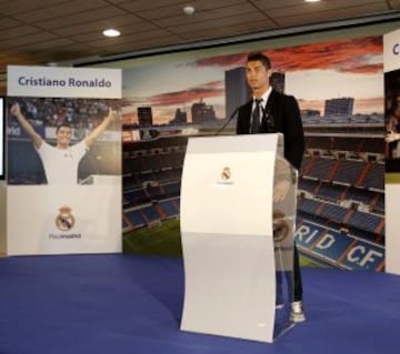 El delantero portugués del Real Madrid, Cristiano Ronaldo, tras firmar hoy con el presidente de la entidad madridista, Florentino Pérez, su renovación como futbolista del equipo, en el que jugará hasta junio de 2018.