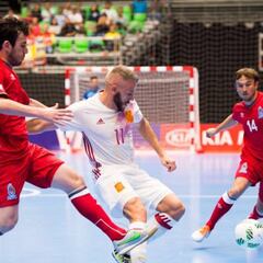 España, a octavos tras superar a la incómoda Azerbaiyán