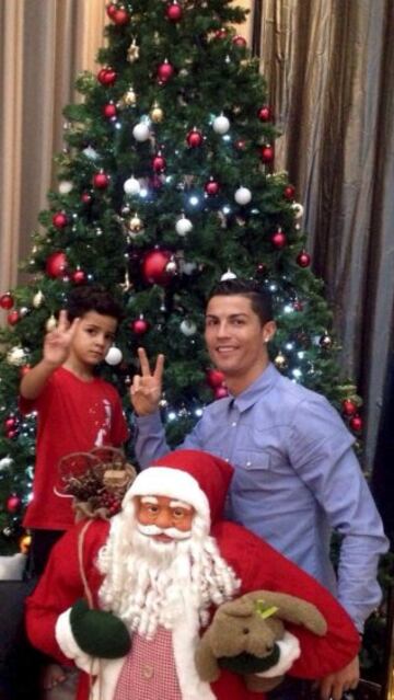 Cristiano Ronaldo celebrando la navidad con su hijo.