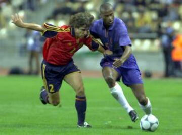 Puyol debut¨® en la selecci¨®n espa?ola absoluta de la mano del seleccionador Jos¨¦ Antonio Camacho, el 15 de noviembre de 2000, en el Estadio de La Cartuja de Sevilla en un partido amistoso contra Holanda.