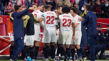 Los jugadores del Sevilla celebran con Lopetegui el 1-0.