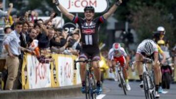 John Degenkolb cruzando la línea de meta en el Criterium de Saitama.