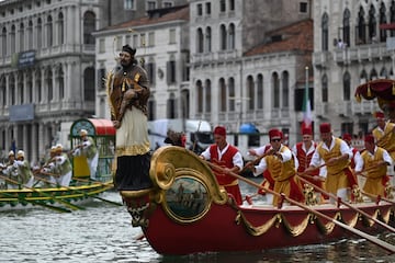 Un gran número de turistas y curiosos se congregaron en torno al Gran Canal de Venecia para presenciar la Regata Histórica anual de góndolas y 
 embarcaciones, que tiene lugar en la ciudad italiana. Se trata de uno de los
acontecimientos más antiguos que se celebran en la laguna, ya que su origen se remonta, al menos, al siglo XIII.