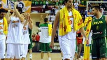 <b>HUNDIDOS. </b>Así se retiraron de la cancha del Halkapinar los jugadores de España, tras la inesperada derrota con Lituania. Marc Gasol fue de los mejores.