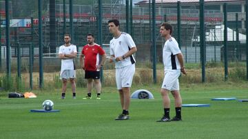 Andoni Iraola, junto a su ayudante Unai Mendia