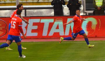  Alexis Sanchez celebra su gol contra Bolivia en La Paz.