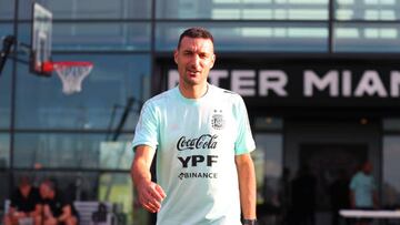 MIAMI, FLORIDA - SEPTEMBER 21: Lionel Scaloni head coach of Argentina looks on during a training session at Inter Miami Training Camp on September 21, 2022 in Miami, Florida.ar (Photo by Gustavo Pagano/Getty Images)