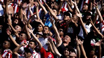 Los seguidores del conjunto tapat&iacute;o invadieron la capital mexicana en el duelo en que se midieron al Cruz Azul.