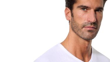 ¿Quién dijo frío? Esta camiseta térmica con cuello de pico de Abanderado es tan cálida como discreta
