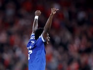 Real Madrid visita al Osasuna con el objetivo de ampliar su ventaja en la tabla ante un Barcelona que viene de tropezar en LaLiga. (Photo by FILIPE AMORIM / AFP)
