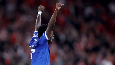 TOPSHOT - Real Madrid's Brazilian forward #07 Vinicius Junior celebrates victory at the end of the UEFA Champions League knockout round play-off first leg football match between SL Benfica and Real Madrid CF at Estadio da Luz in Lisbon on February 17, 2026. Real Madrid won 0-1. (Photo by FILIPE AMORIM / AFP)