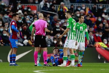 Pasada la media hora de juego, Gavi recibió un pelotazo en la cabeza trs un despeje de la defensa del Betis. El canterano blaugrna tuvo que ser atendido por la conmoción cerebral y fue trasladado en camilla, Su lugar en el campo lo ocupó Riqui Puig.