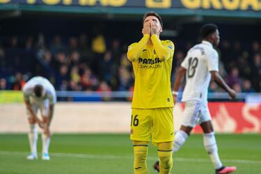 El centrocampista del Villarreal Álex Baena se lamenta de una ocasión fallida ante el Real Madrid durante el partido de la jornada 16 de LaLiga Santander.