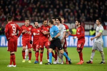 Karim Bellarabi protesta al árbitro Pavel Kralovec.