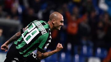 Paolo Cannavaro celebra un gol tras marcar a la Roma durante un partido de la Serie A.