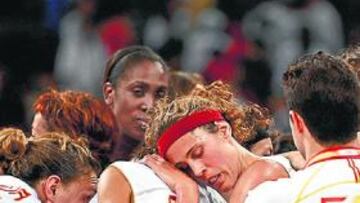 <b>UNA PIÑA. </b>Valdemoro, algo cansada junto a sus compañeras, tras el partido ante la República Checa.