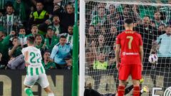 Seville, 04/28/2024.- Betis Central Center "Isco" Alarcón (i) celebrates scoring his team's first goal during the first division match between Real Betis and Sevilla at the Benito Villamarin Stadium.  EFE/Julio Muñoz