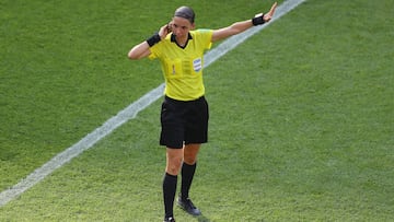 La &aacute;rbitra francesa, St&eacute;phanie Frappart durante el partido de cuartos de final del Mundial Femenino entre Alemania y Suecia.