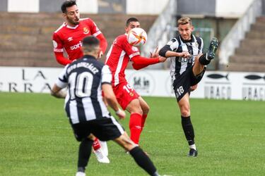 Linense y N¨¤stic se frenan en su pelea por colarse en los playoff de ascenso