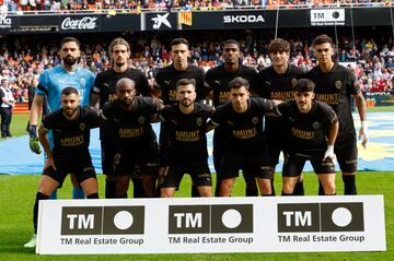 El Valencia ha vestido una camiseta de color negroen homenaje a todos aquellos fallecidos por la DANA que ha azotado hace casi un mes la zona de Valencia.