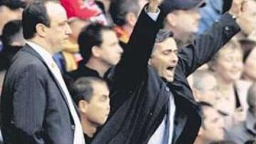 <b>NO SE CORTA. </b>Mourinho celebra un gol del Chelsea ante Benítez.