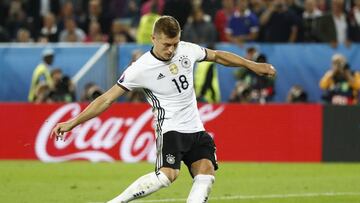 Football Soccer - Germany v Italy - EURO 2016 - Quarter Final - Stade de Bordeaux, Bordeaux, France - 2/7/16 Germany's Toni Kroos scores in the penalty shootout REUTERS/Christian Hartmann Livepic