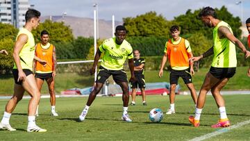 Entrenamiento del Almería. En el centro Baba.