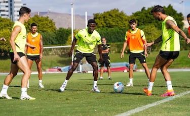 El Almería desafía la solidez del Cádiz para seguir volando