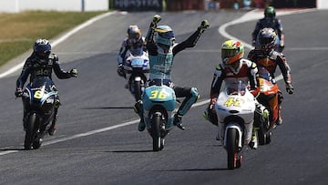 Joan Mir celebra su victoria en Moto3 en Montmeló.