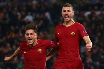 Los atacantes del Roma Ünder y Dzeko celebran el gol del bosnio ante el Shaktar