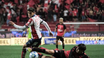 San Luis' Uruguayan midfielder #08 Juan Manuel Sanabria (L) and Tijuana's forward #17 Ramiro Arciga (R) fight for the ball during the Liga MX Clausura football match between Tijuana and Atletico de San Luis at the Caliente Stadium in Tijuana, Baja California, Mexico on January 17, 2026. (Photo by Guillermo Arias / AFP)