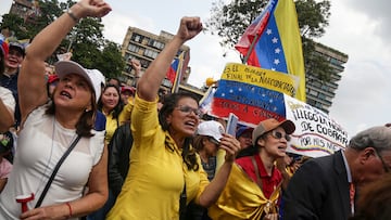 Ciudadanos venezolanos en Bogotá realizan un plantón pacífico en la Plaza de Lourdes para rechazar la posesión presidencial de Nicolás Maduro, prevista para mañana en Venezuela. Con pancartas y banderas, expresan su respaldo a Edmundo González.