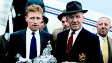 Matt Busby (con sombrero), junto al capitán del Manchester Roger Byrne en 1957.