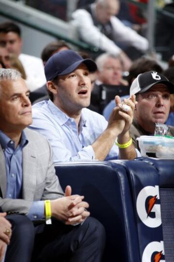 Tony Romo en un Utah Jazz-Dallas Mavericks.