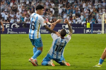 Cordero felicita a Dioni tras marcar al Mirandés.