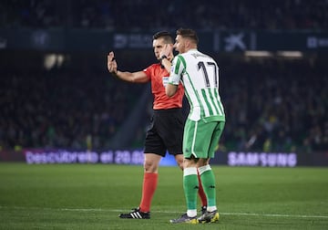 Joaquín espera nervioso la decisión del VAR sobre su lanzamiento desde el corner consiguiendo un gol olímpico.