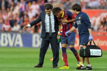 Neymar da Silva Santos Junior durante el partido de Liga en Primera División que disputan en el estadio Nuevo Los Cármenes, en Granada.