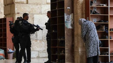 Israeli security forces stand guard at the Al-Aqsa mosque compound, also known as the Temple Mount complex to Jews, in Jerusalem on April 9, 2023, during the Muslim holy fasting month of Ramadan, also coinciding with the Jewish Passover holiday. (Photo by AHMAD GHARABLI / AFP) (Photo by AHMAD GHARABLI/AFP via Getty Images)