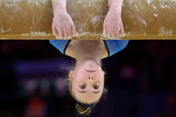 La escocesa Eilidh Gorrell durante su ejercicio en la barra de equilibrio en los Juegos de la Commonwealth en Birmingham. 