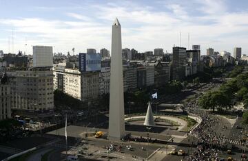 La 30.ª edición del Dakar, se realizó por primera vez en Sudamérica, entre Argentina y Chile, como consecuencia de la suspensión de la edición anterior por amenazas terroristas en territorio africano.
La competición partió de la capital argentina, Buenos Aires, desde el predio de La Rural, en el barrio de Palermo, llegó hasta el puerto chileno de Valparaíso, continuó por el norte de Chile, y regresó a territorio argentino para terminar en la misma ciudad donde comenzó, después de 9574 km