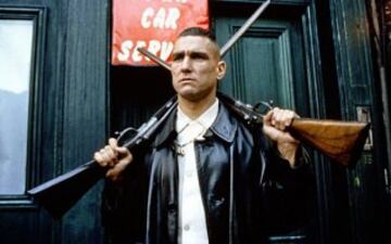 Vinnie Jones es considerado el jugador más sucio de la Premier League y eso es mucho decir en Inglaterra. Tras su retiro se dedicó al cine y ha filmado más de 60 películas y series. Las más taquilleras, X Men: La Batalla Final, y 60 Segundos. Ver nota aquí