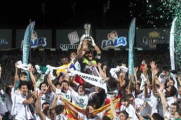 Oswaldo Sánchez consigue su segundo campeonato con Santos, en el Clausura 2012 tras vencer a Monterrey por 3-1.