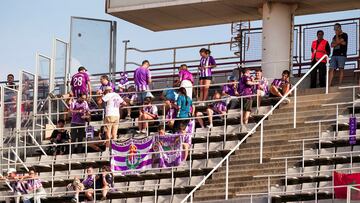 Aficionados del Real Valladolid en Montjuic después del Barcelona 7 Real Valladolid 0.