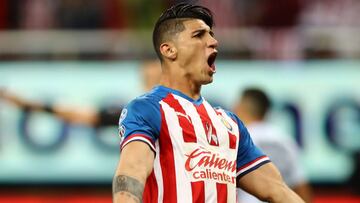 &Aacute;lvaro Morales y Alan Pulido se enfrascaron en una serie de mensajes, en los que el periodista ret&oacute; al mexicano a igualar lo hecho por Zlatan y Vela en la temporada pasada.