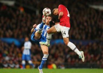 Mikel González salta con Javier Hernández.