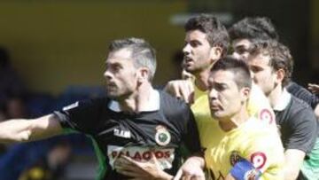 <b>JORNADAS TENSAS. </b>Torrejón, Bruno, Musacchio, Stuani, Álvaro... los rostros definen lo mucho que se jugaban Villarreal y Racing ayer.