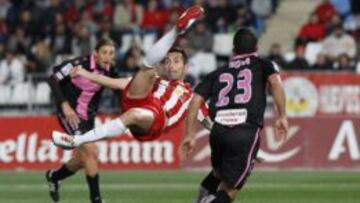 ACROBACIA. Charles remata en el aire ante el Sabadell.