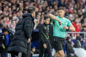 En el minuto 18, a la salida de un crner a favor del Valladolid, Lenglet despej con el codo. Daz de Mera Escuderos no lo vio en directo y fue llamado a verlo al monitor VAR.